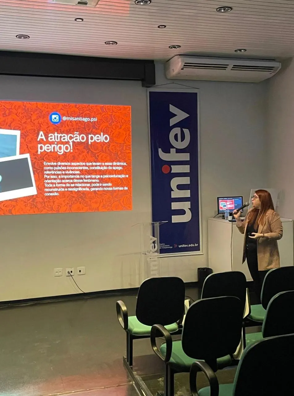 Michelle Santiago palestrando no II Psico Talks, na Unifev